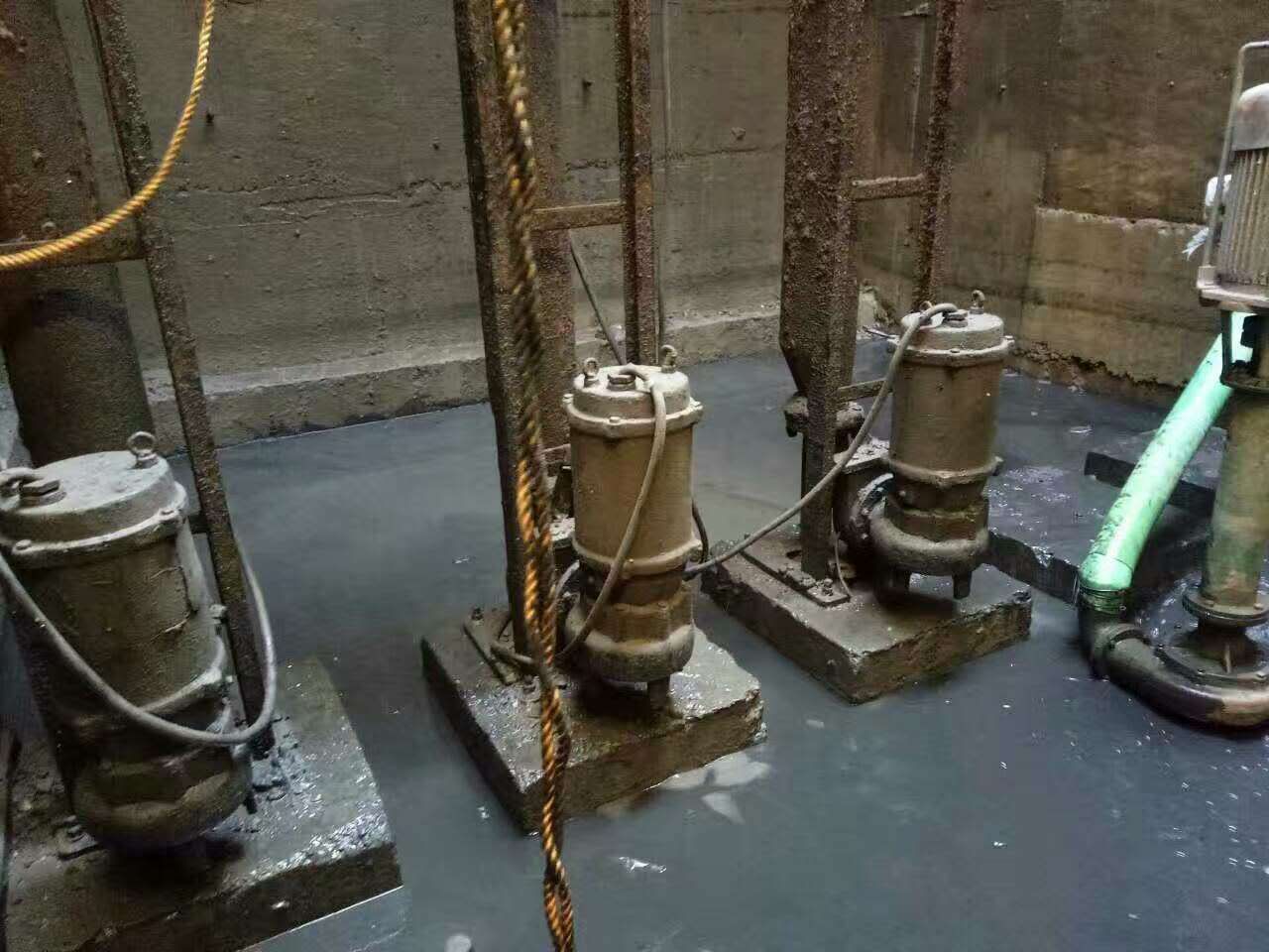 公坡镇污水池清理