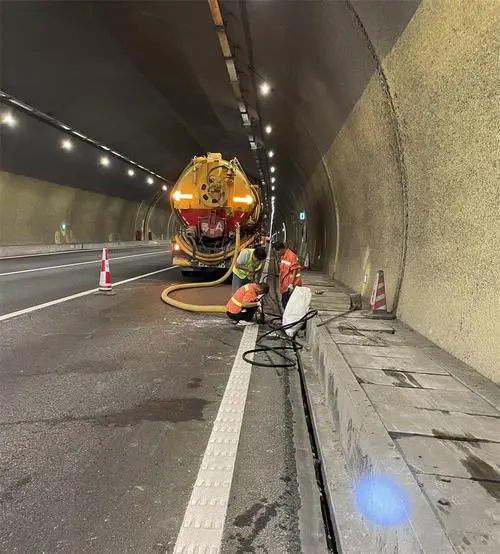 公坡镇隧道排水渠清淤